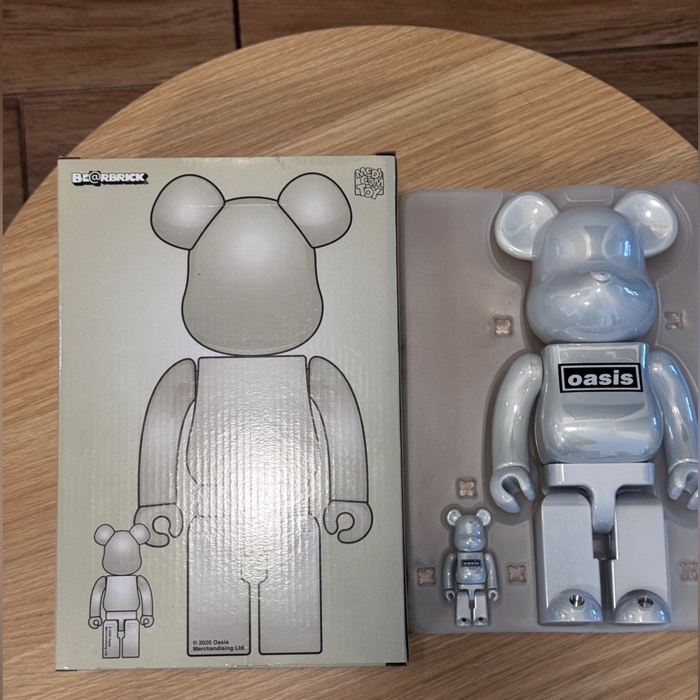 Medicom Bearbrick Oasis Merchandising White Chrome 400% + 100% Be@rbrick used